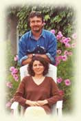 Patricia et Gilles devant les chambres d'hotes et le gite pr&egrave;s des chateaux de la loire